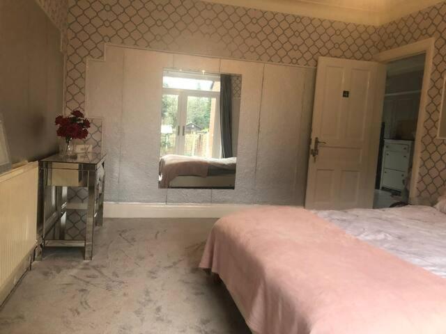 Double Bedroom Манчестер Экстерьер фото